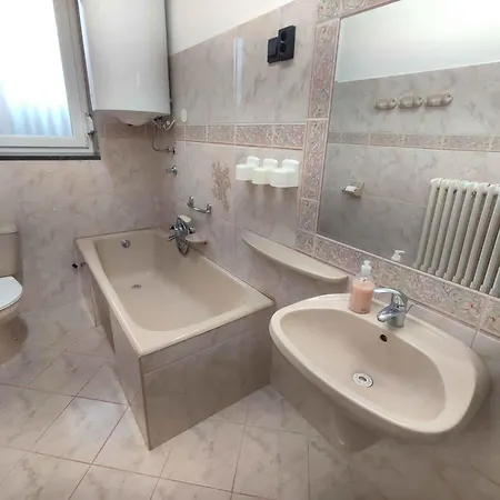 In 48120 * Balatonszarszo