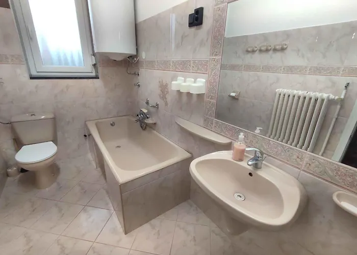 In 48120 * Balatonszarszo